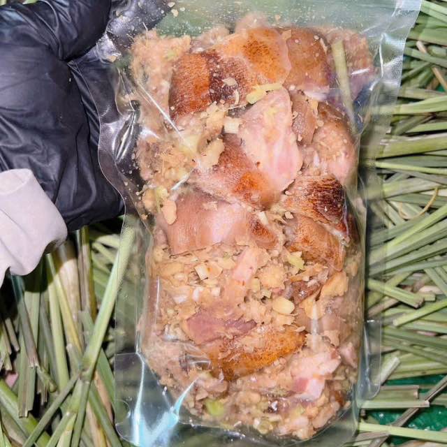Thịt vai giòn lợn Bản